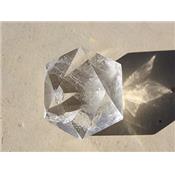 Icosaèdre en pierre de Cristal de Roche (40 à 50 grammes)