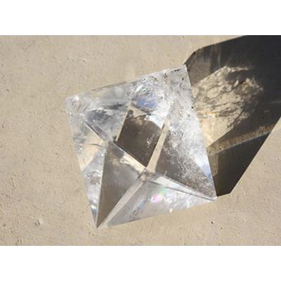 Octaèdre en pierre de Cristal de Roche (50 à 60 grammes)