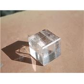 Hexaèdre ou Cube en pierre de Cristal de Roche (60 à 70 grammes)