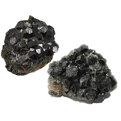 Grenat Noir pierre brute sur Gangue (Sachet de 150 grammes - 2 Pierres naturelles)