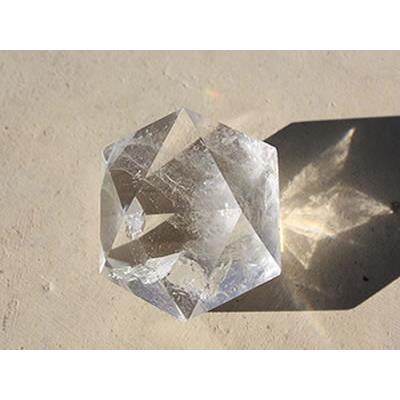 Icosaèdre en pierre de Cristal de Roche (90 à 100 grammes)