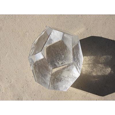 Dodécaèdre en pierre de Cristal de Roche (60 à 70 grammes)