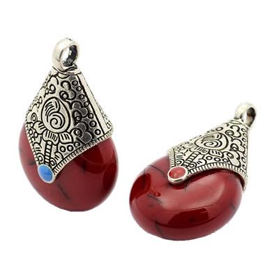 Pendentif artisanal goutte tibétain style cire d'abeille rouge dans une boite cadeaux