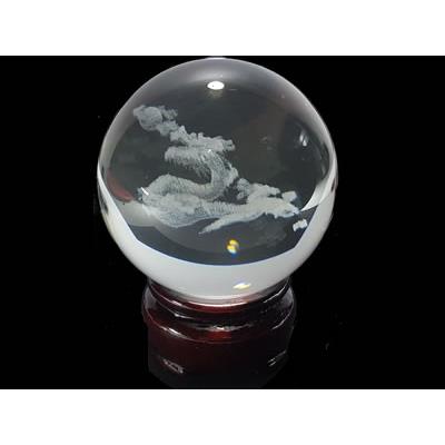 Boule Feng Shui en Cristal et Dragon (6 cm) avec socle 