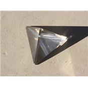 Tétraèdre en pierre de Cristal de Roche (70 à 80 grammes)