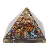 Pyramide en Orgonite 7 Chakras et pointe de Cristal de Roche (6 cm)