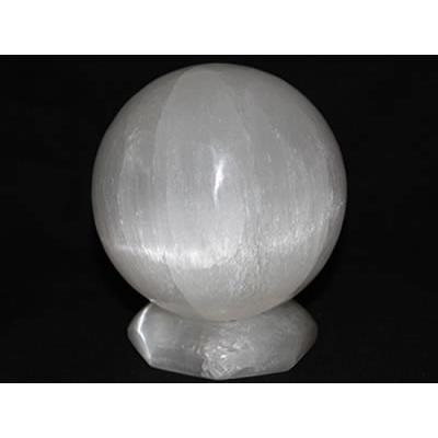 Boule en pierre de Sélénite (9 à 10 cm) avec socle
