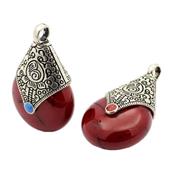 Pendentif artisanal goutte tibétain style cire d'abeille rouge dans une boite cadeaux