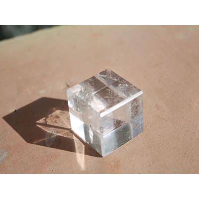 Hexaèdre ou Cube en pierre de Cristal de Roche (80 à 90 grammes)